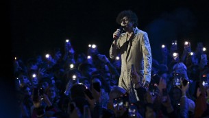 E' 'ipnosi collettiva da smartphone' ai concerti, cos'è e come si manifesta