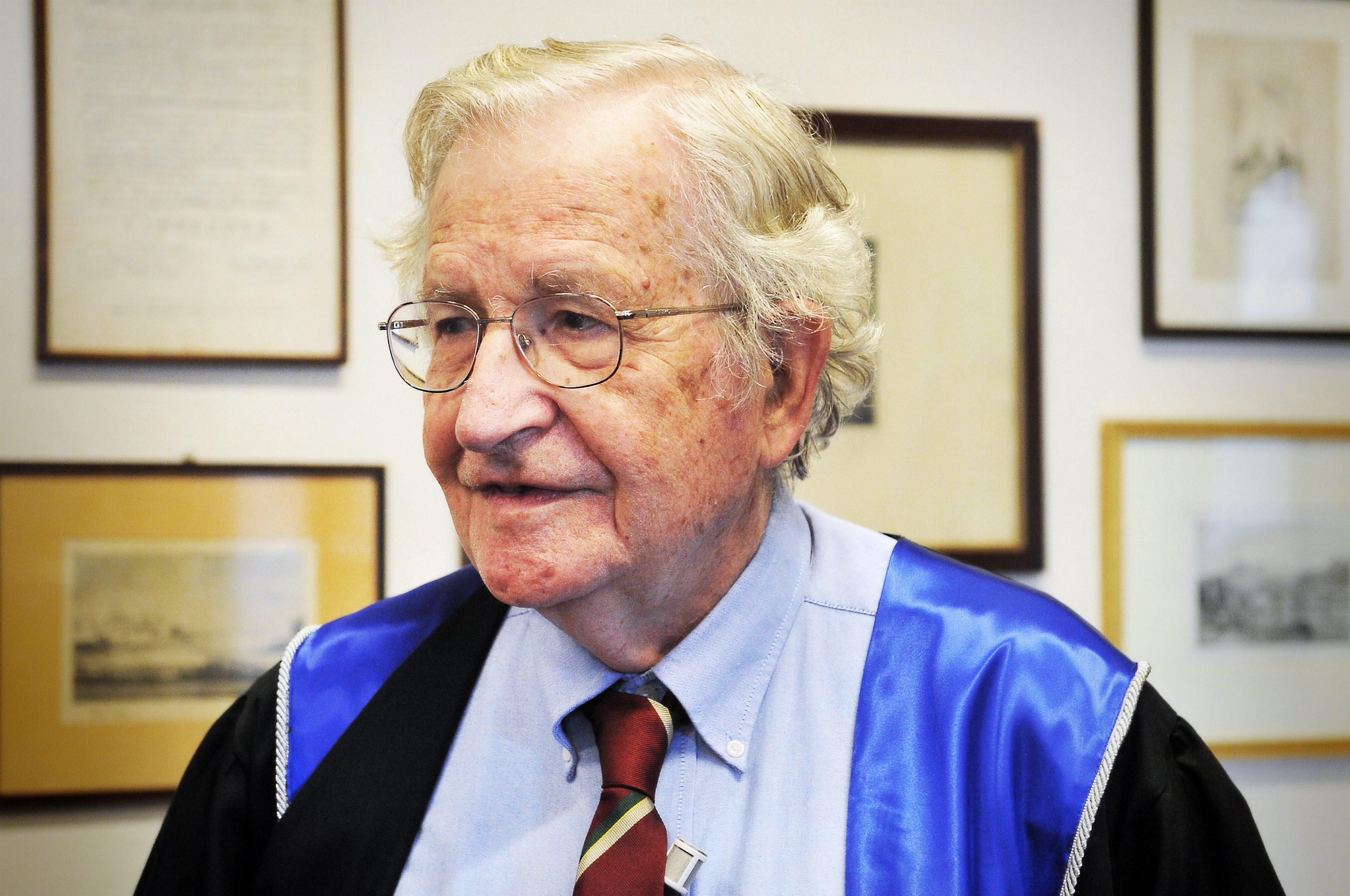 "E' morto Noam Chomsky", la news smentita dalla moglie