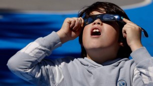 Eclissi di sole domani visibile anche in Italia, cosa succederà