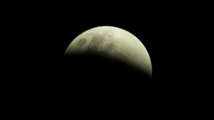 Eclissi parziale di luna sabato 28 ottobre, a che ora e come vederla