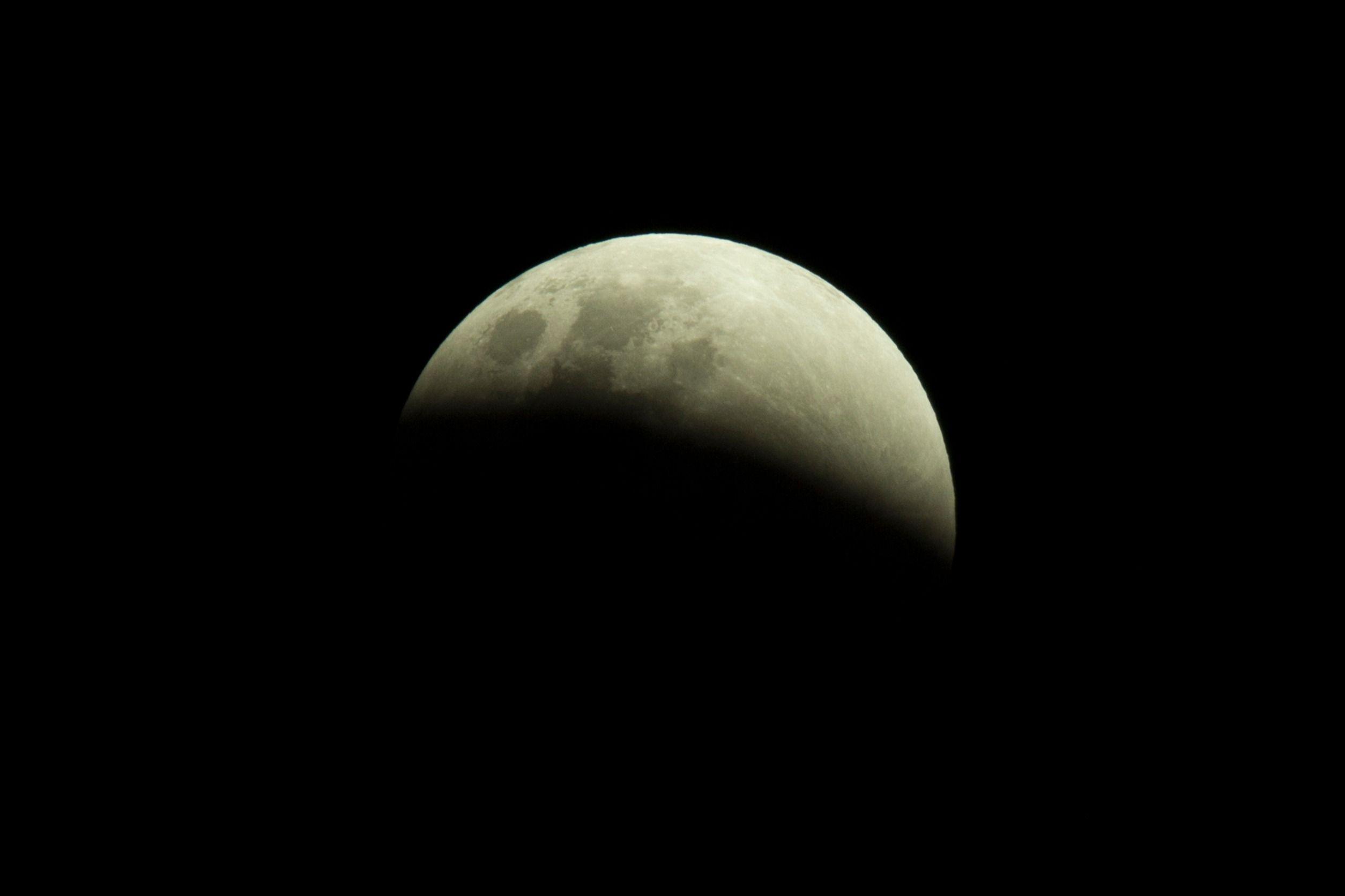 Eclissi parziale di luna sabato 28 ottobre, a che ora e come vederla
