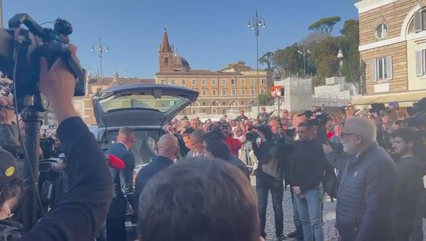 Eleonora Giorgi, bara entra in chiesa sulle note di 'Wish you were here' - Video