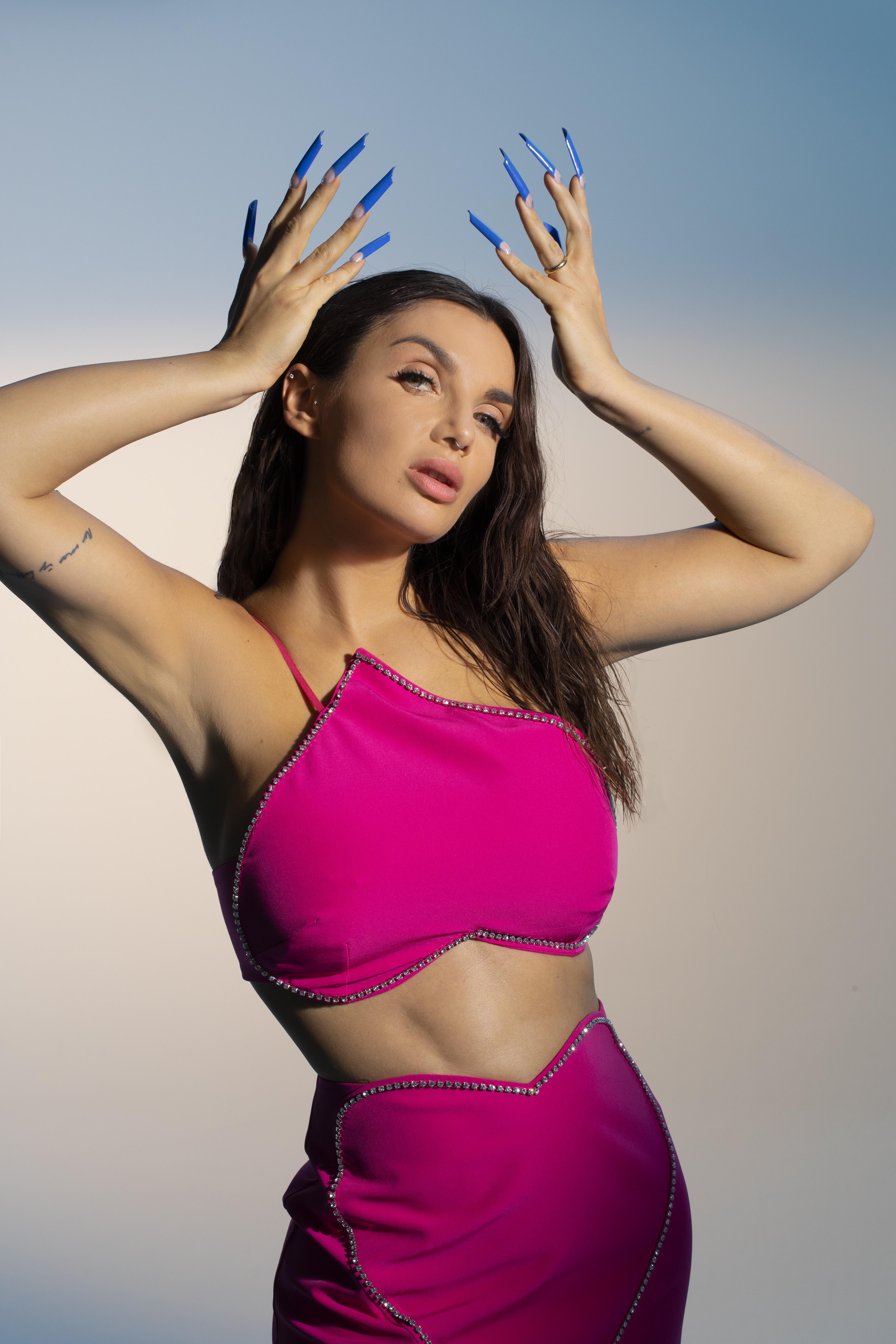 Elettra Lamborghini pubblica 'Elettraton': "Voglio infondere positive vibes"