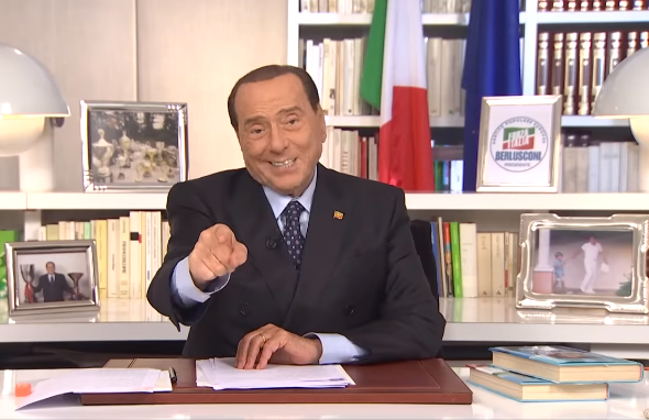 Elezioni 2022, Berlusconi dà del tu agli elettori: "Ciao, sei contento?"