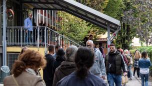 Elezioni 2022, code e polemiche per il 'tagliando antifrode'