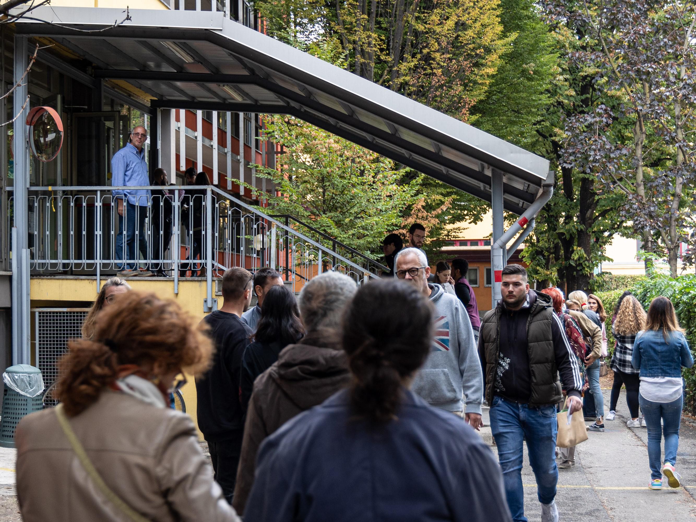 Elezioni 2022, code e polemiche per il 'tagliando antifrode'