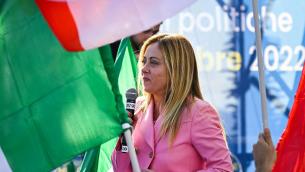 Elezioni 2022, folla di cronisti e fotografi: Meloni rinvia il voto