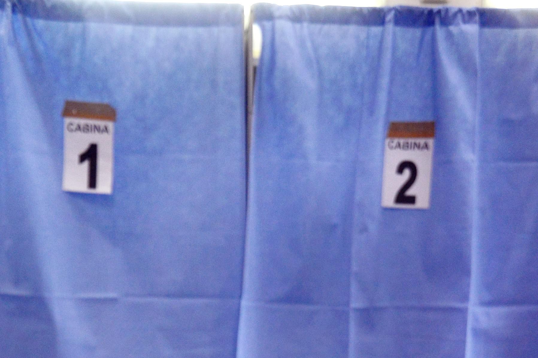 Elezioni Napoli, candidato di Bassolino pubblica foto scattata in cabina