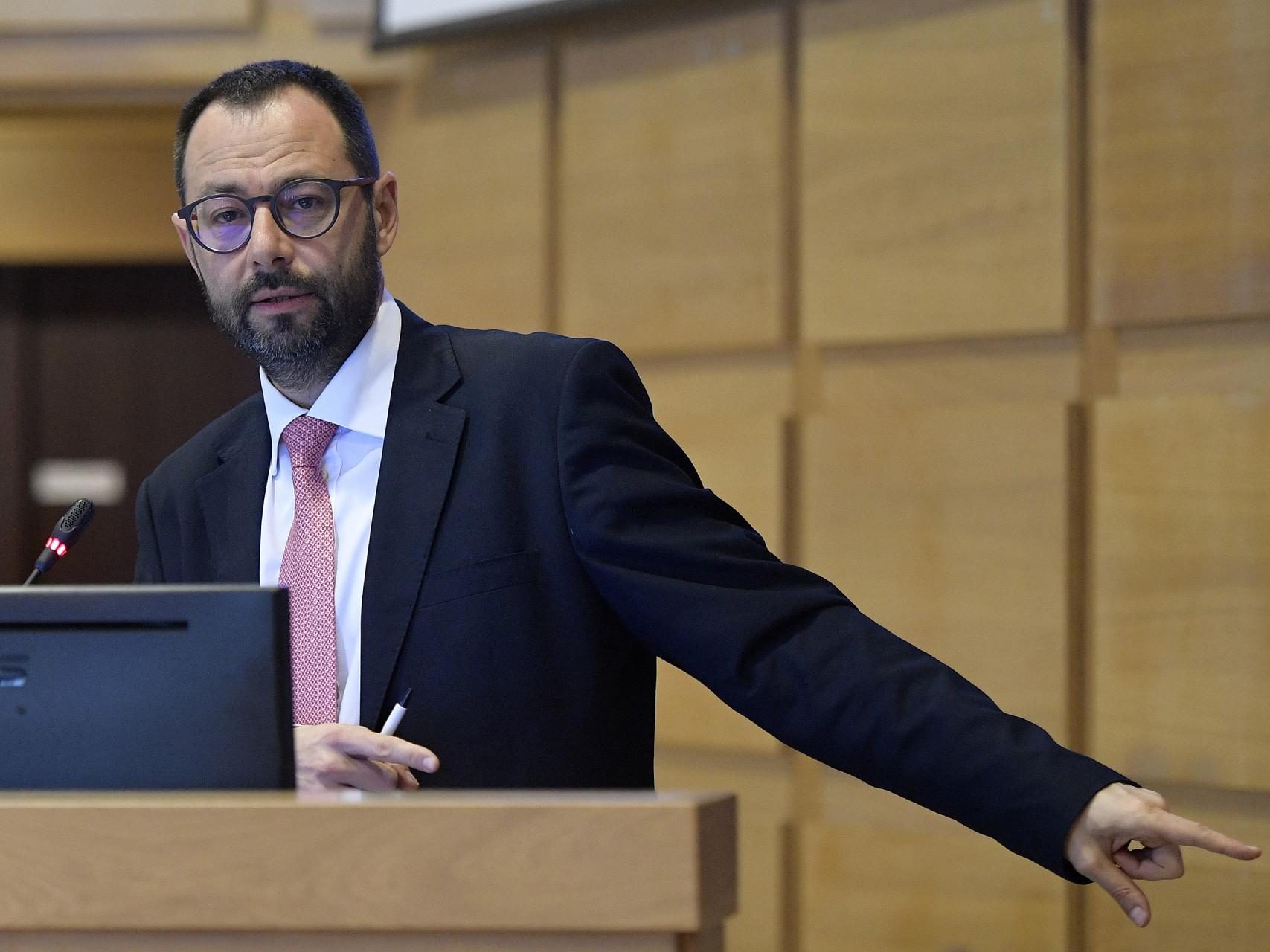 Elezioni regionali Sicilia, Patuanelli: "Deciso di non avere il piede in 2 scarpe"