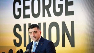 Elezioni Romania, Simion vince primo turno: 18 maggio ballottaggio con sindaco Bucarest