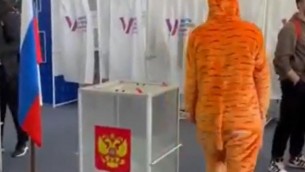 Elezioni Russia, ai seggi tra elmetti e maschere: votano Spiderman, Barbie e eroi medievali