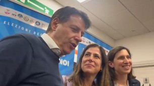 Elezioni Sardegna, Todde e l'abbraccio con Conte e Schlein: "Cambia il vento" - Video