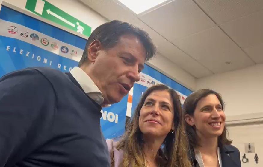 Elezioni Sardegna, Todde e l'abbraccio con Conte e Schlein: "Cambia il vento" - Video