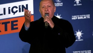 Elezioni Turchia, Erdogan festeggia risultato e accusa gli Usa