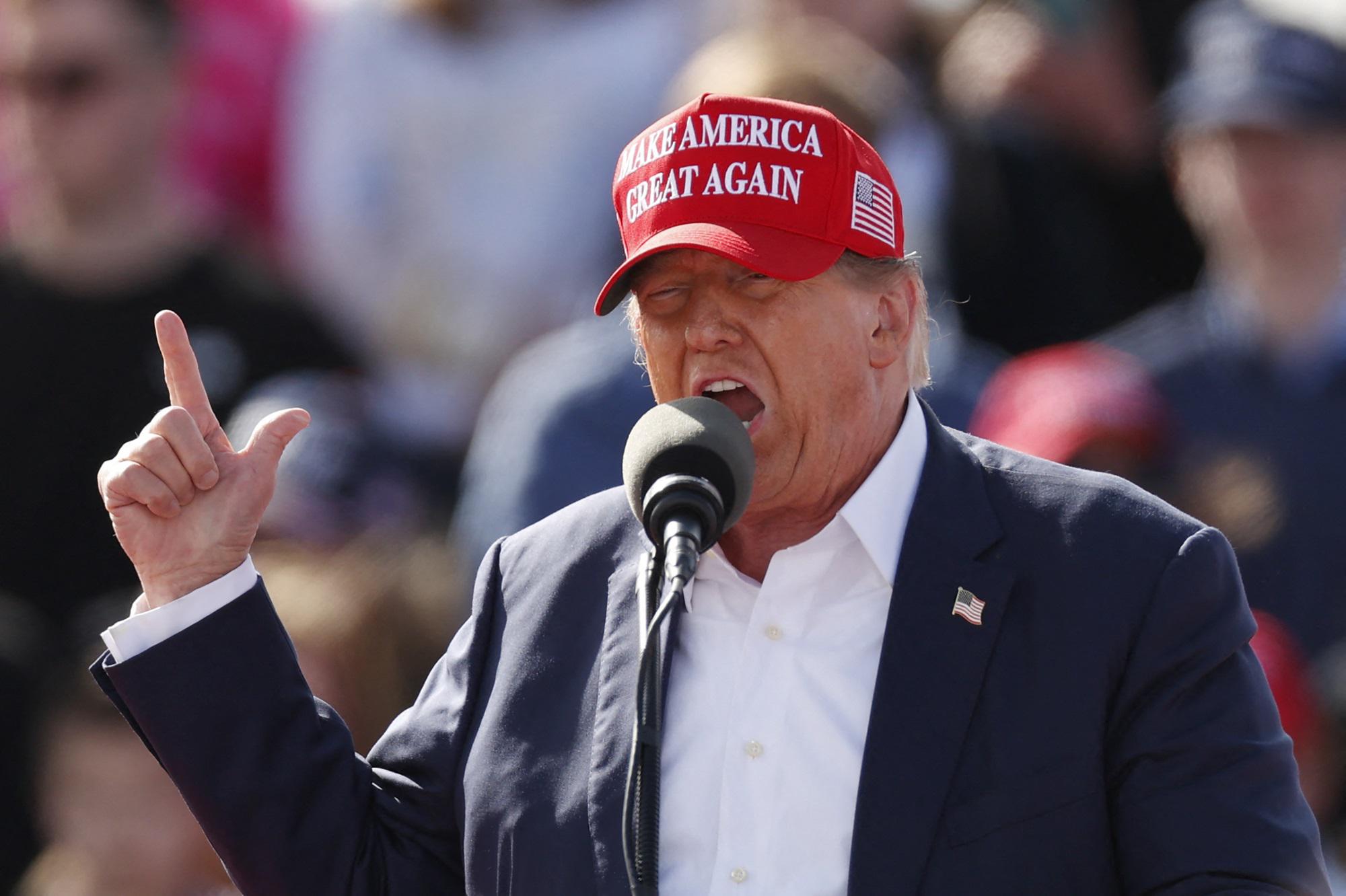 Elezioni Usa, Trump: "Migranti? In alcuni casi non sono persone"