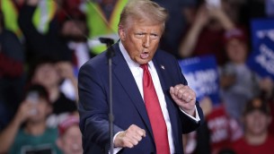 Elezioni Usa, ultimi colpi Trump-Harris: "Mettete Kamala sul ring con Tyson"