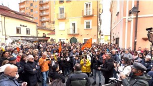 Elisa Claps, grande folla in piazza contro riapertura chiesa Trinità