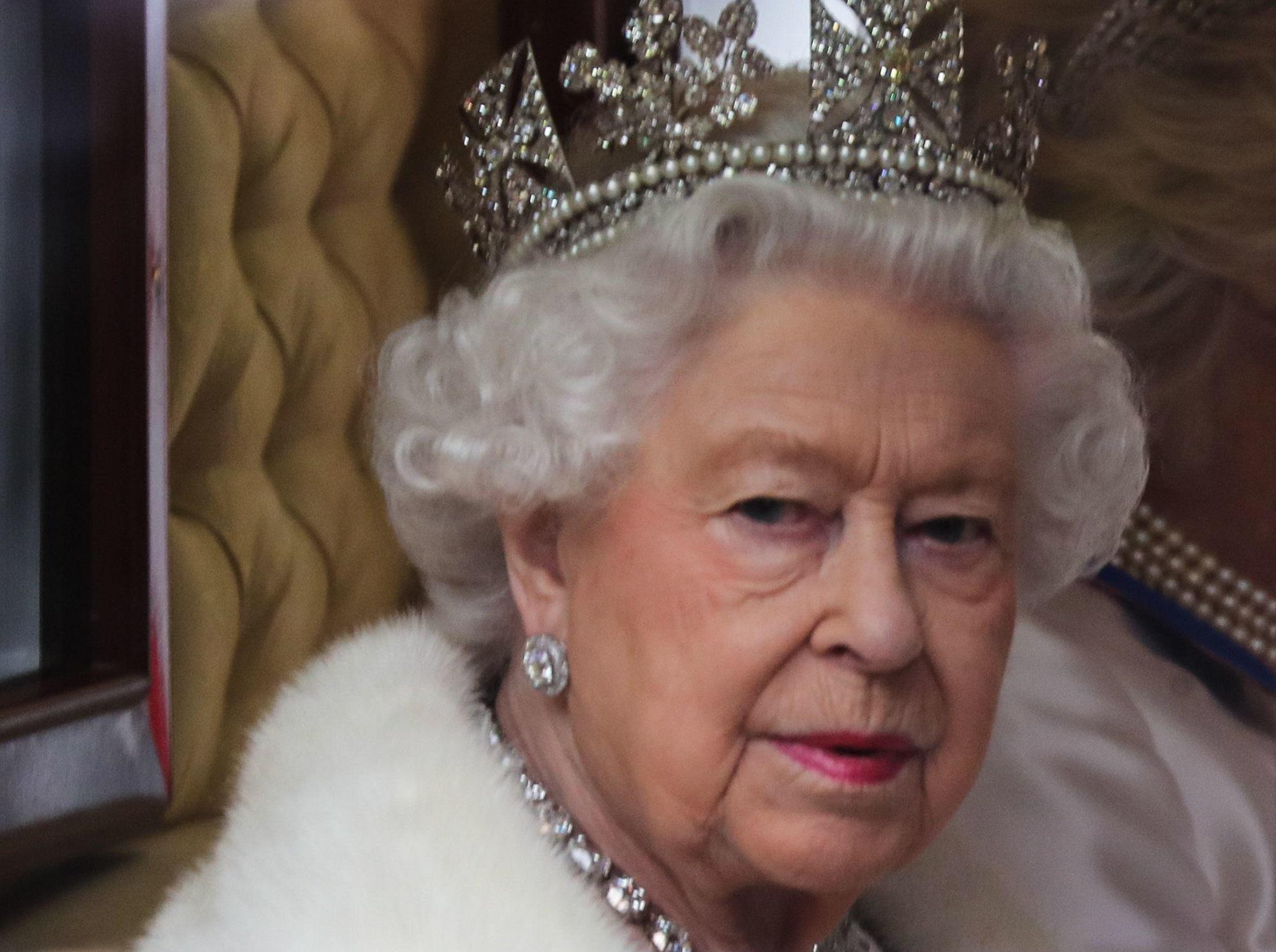 Elisabetta, da Carlo e Diana alla 'Megxit': tutti gli scandali a Corte