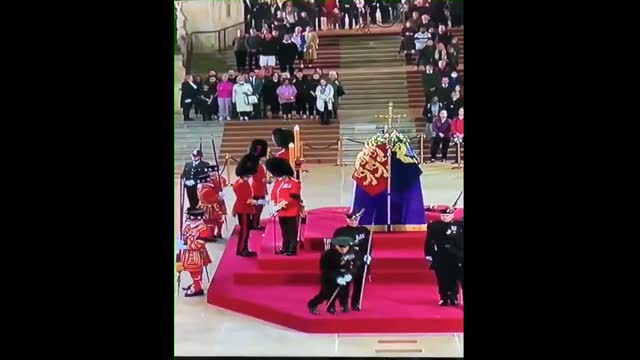 Elisabetta, guardia reale collassa durante veglia feretro - Video