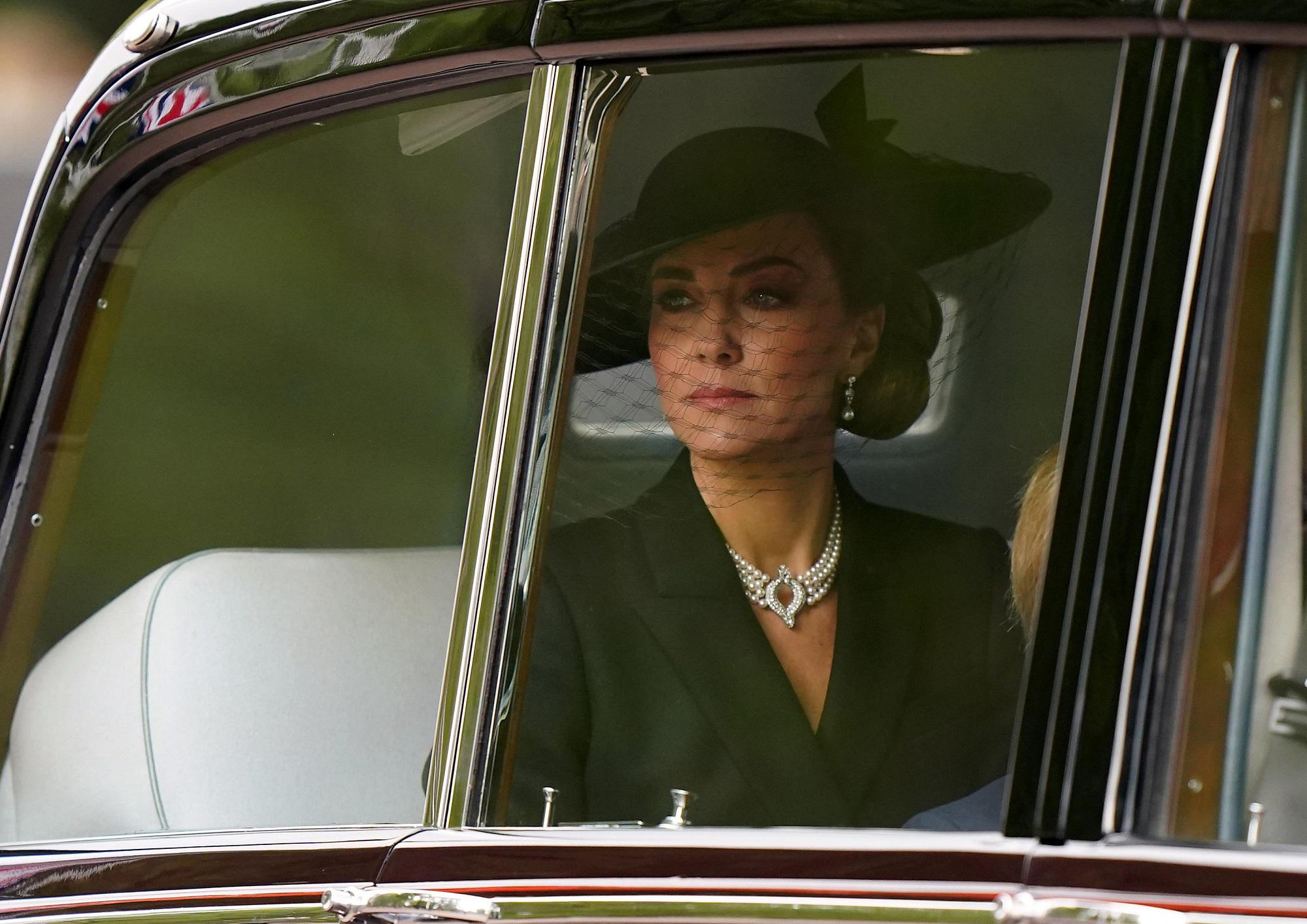 Elisabetta, perle come lacrime: Kate omaggia la regina indossando i suoi gioielli