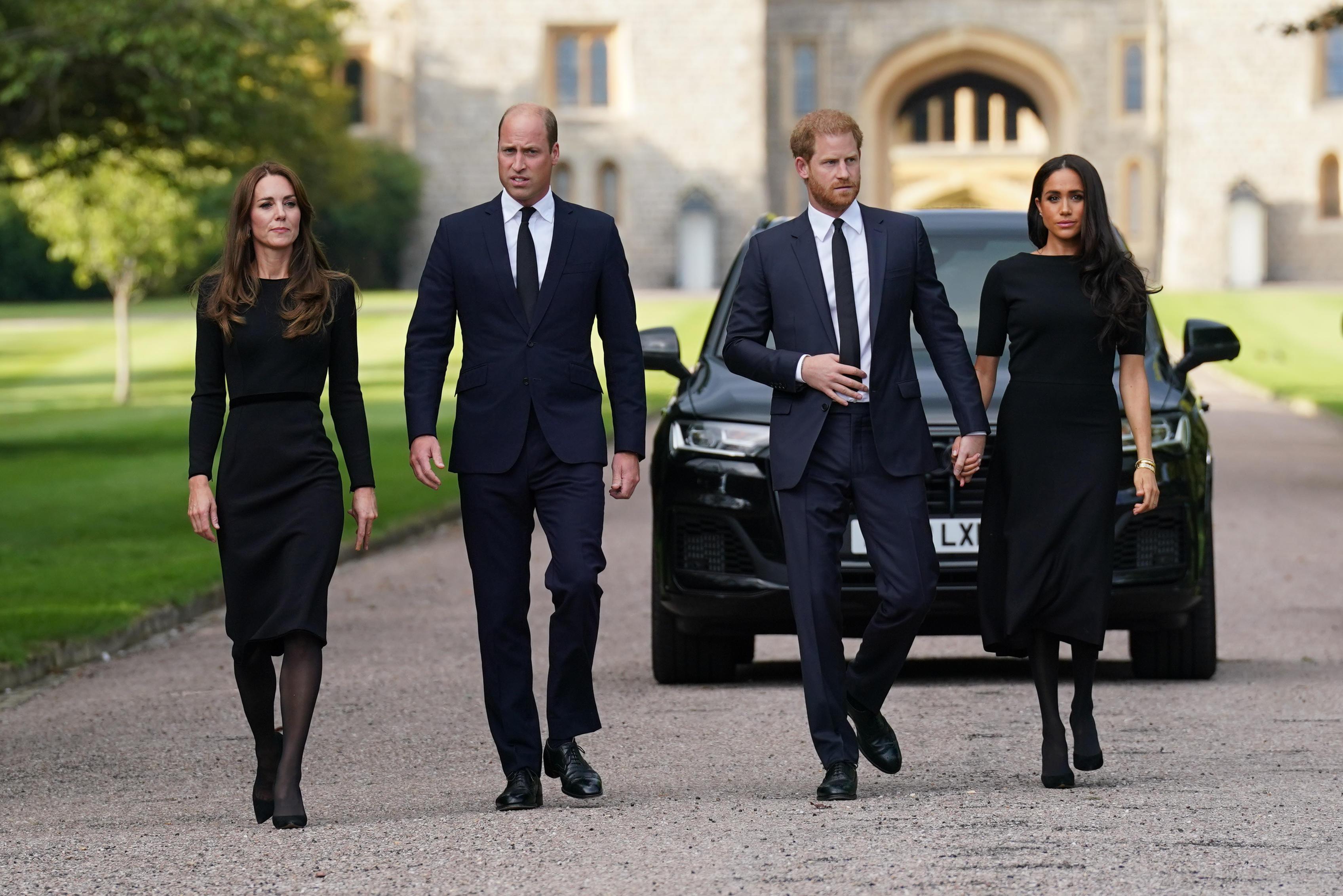 Elisabetta, William e Kate con Harry e Meghan: riuniti in omaggio alla regina