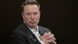 Elon Musk approva post antisemita su X e scoppia la polemica: Ibm ritira la pubblicità
