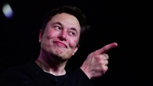 Elon Musk usa su Twitter disegno Milo Manara e lui: "E se gli faccio causa?"