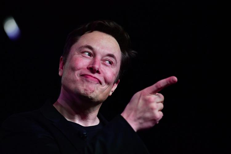 Elon Musk usa su Twitter disegno Milo Manara e lui: "E se gli faccio causa?"