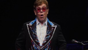 Elton John contro la cannabis: "Crea dipendenza"
