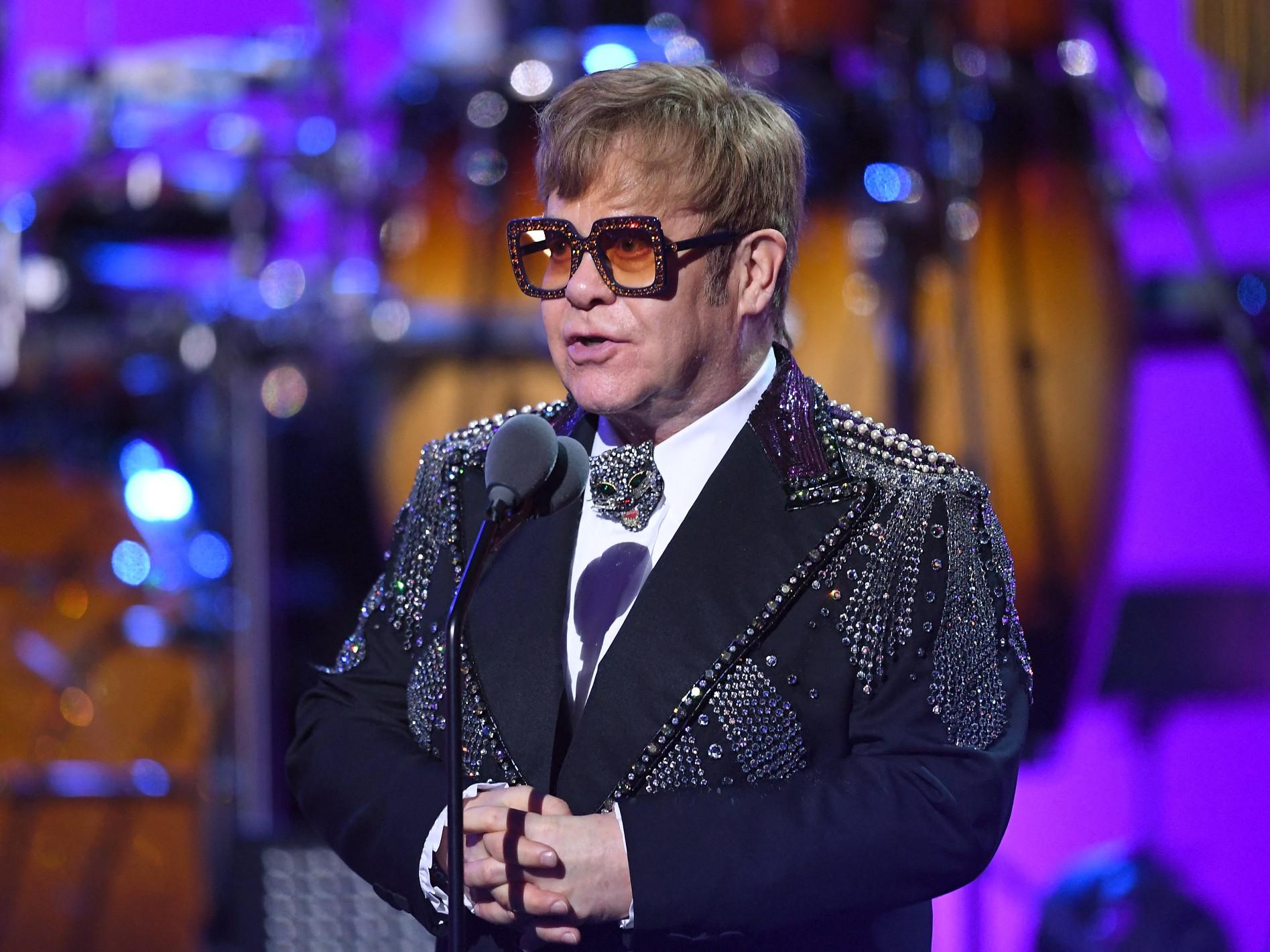 Elton John, paura in volo: guasto all'aereo