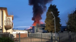 Enorme incendio a Scandicci, in fiamme edificio industriale