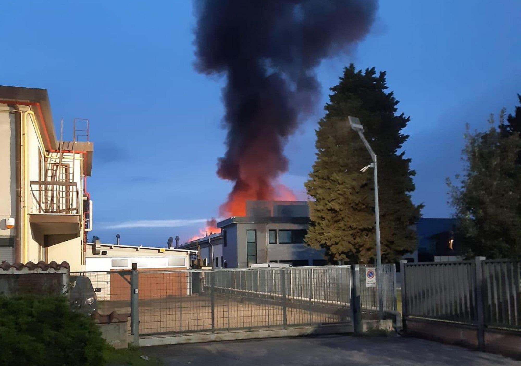 Enorme incendio a Scandicci, in fiamme edificio industriale