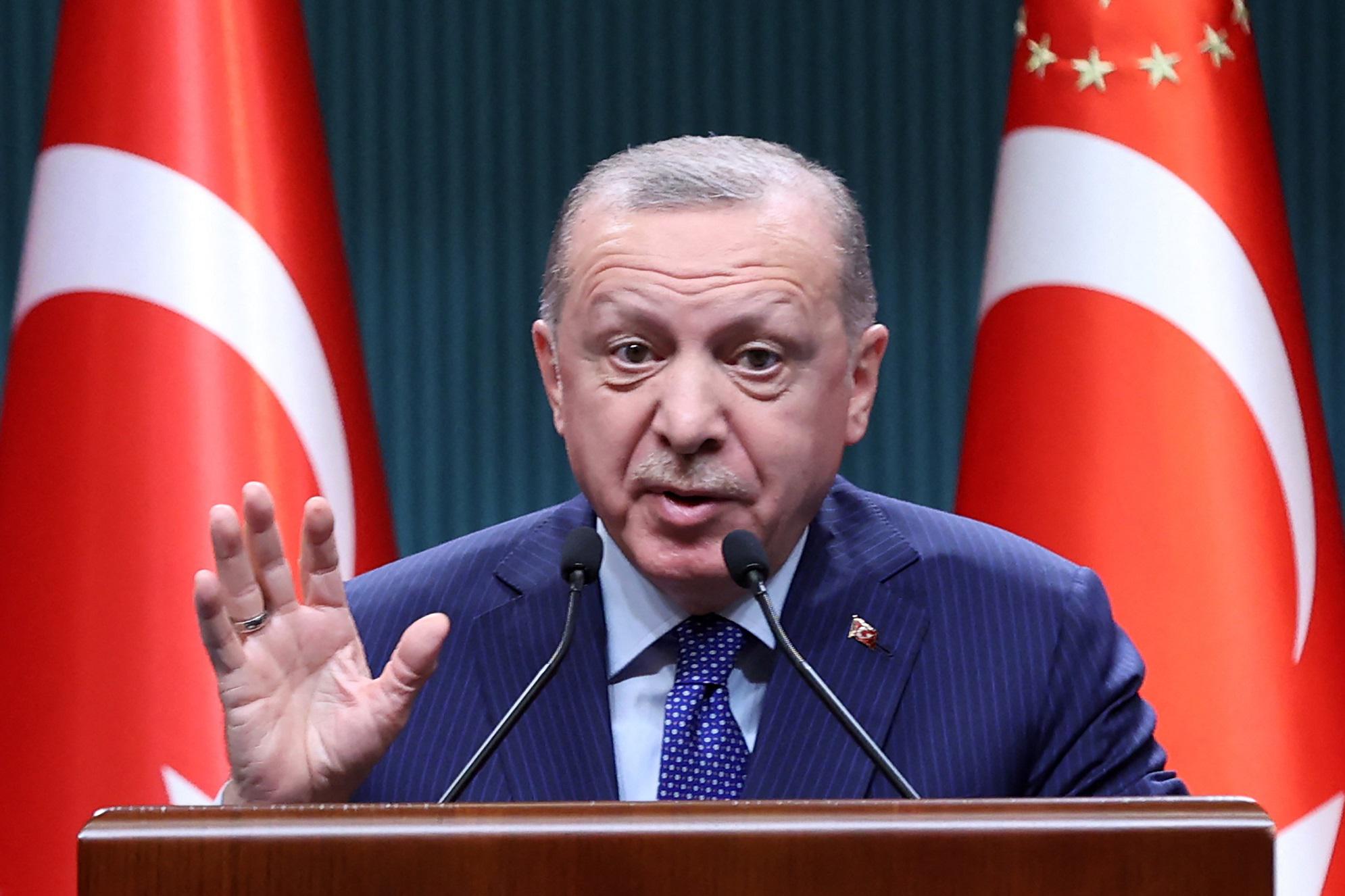Erdogan: "Io dittatore? Parole Draghi indecenti e maleducate"