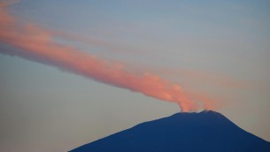 Eruzione Etna, attività esplosiva dal vulcano sciame sismico