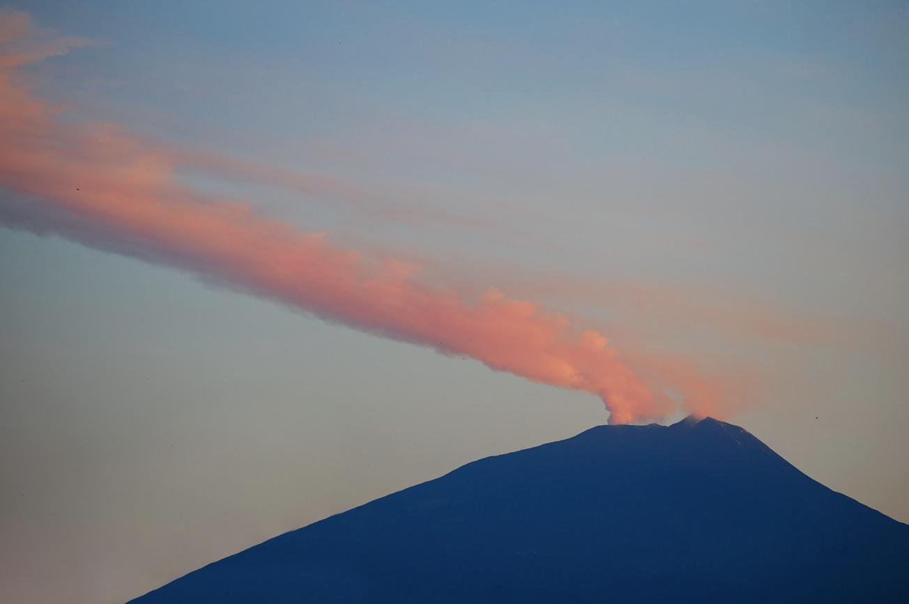 Eruzione Etna, attività esplosiva dal vulcano sciame sismico