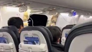 Esplode finestrino su volo Alaska Airlines, la compagnia: "Fermiamo tutti i Boeing 737"