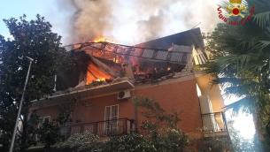Esplosione a Roma, crolla una palazzina: si cercano eventuali dispersi