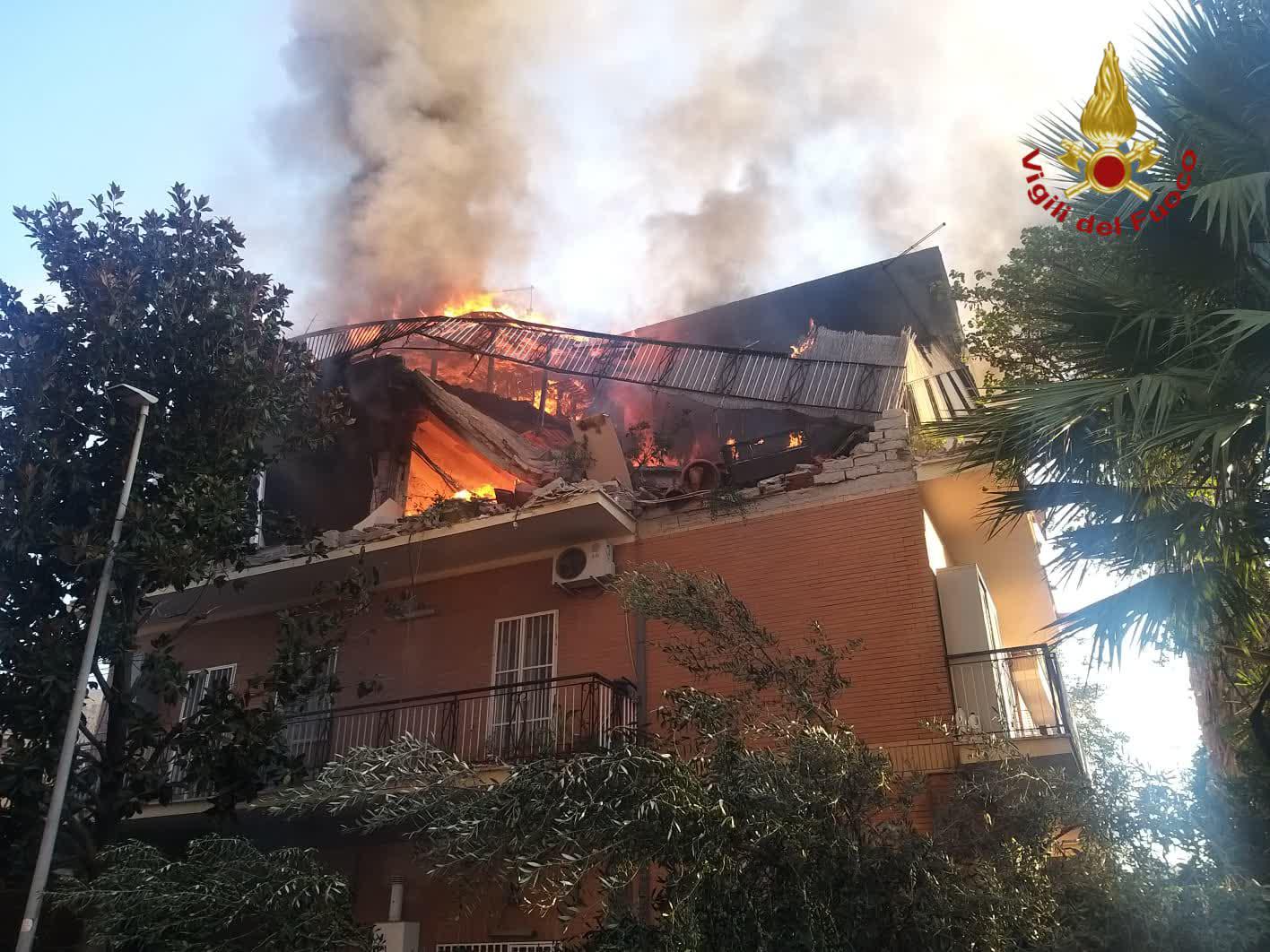 Esplosione a Roma, crolla una palazzina: si cercano eventuali dispersi