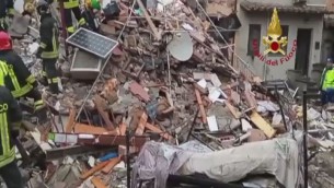 Esplosione e crollo di un palazzina in provincia di Roma, le macerie a Canale Monterano - Video