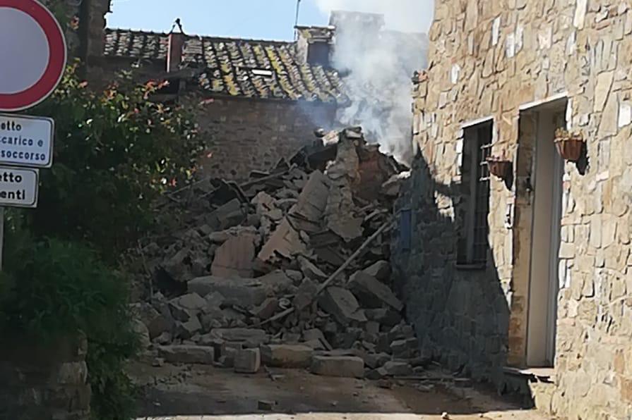 Esplosione nel Chianti, crolla una casa: due persone disperse