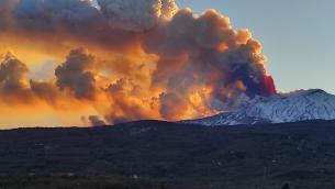 Etna, Catania si ‘sveglia’ coperta dalla cenere