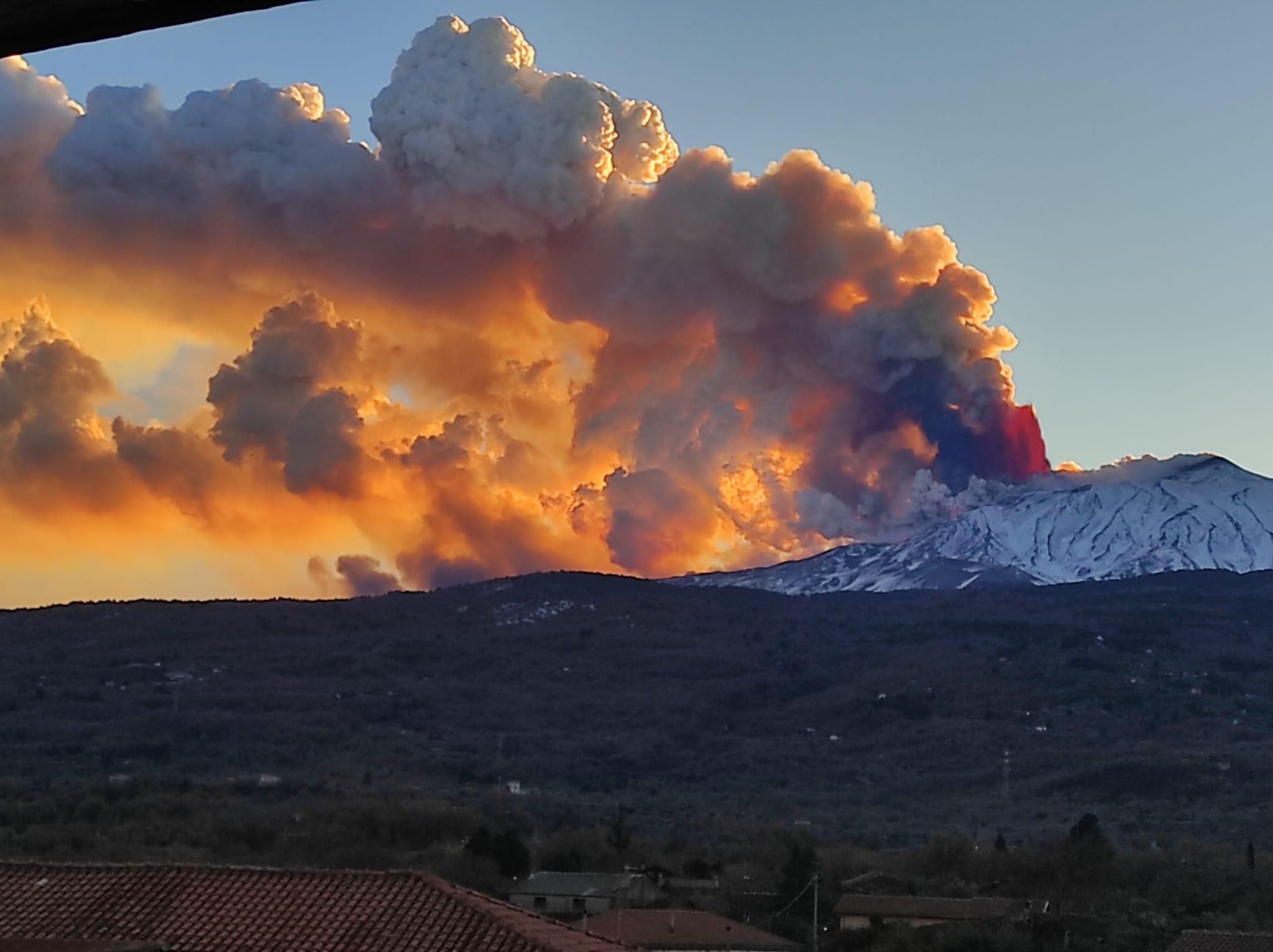 Etna, Catania si ‘sveglia’ coperta dalla cenere