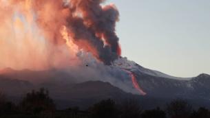 Etna, ennesima eruzione: aeroporto Catania operativo