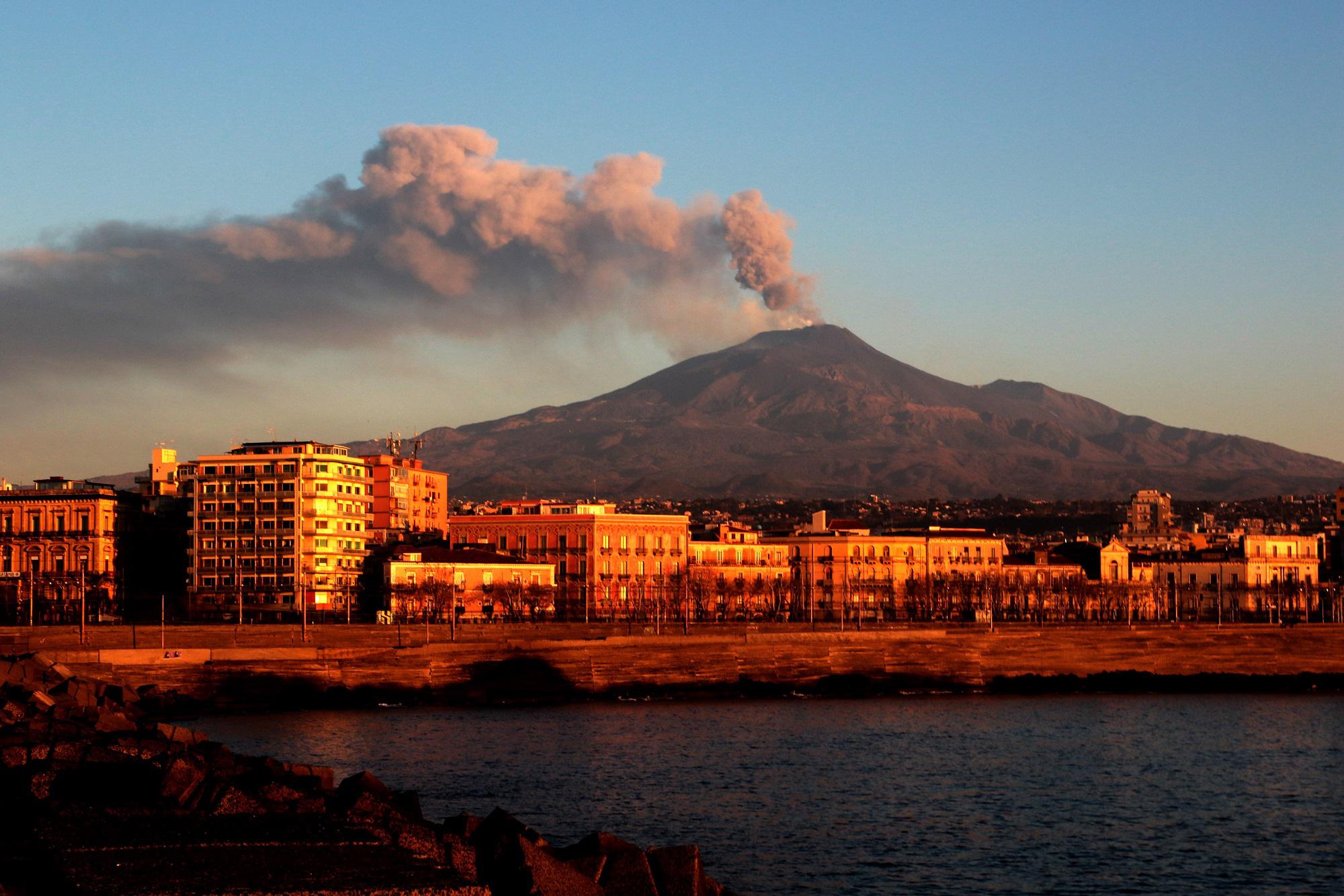 Etna, eruzione avanti: fontana di lava e nube di cenere