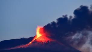 Etna, fontana di lava e cenere nella notte