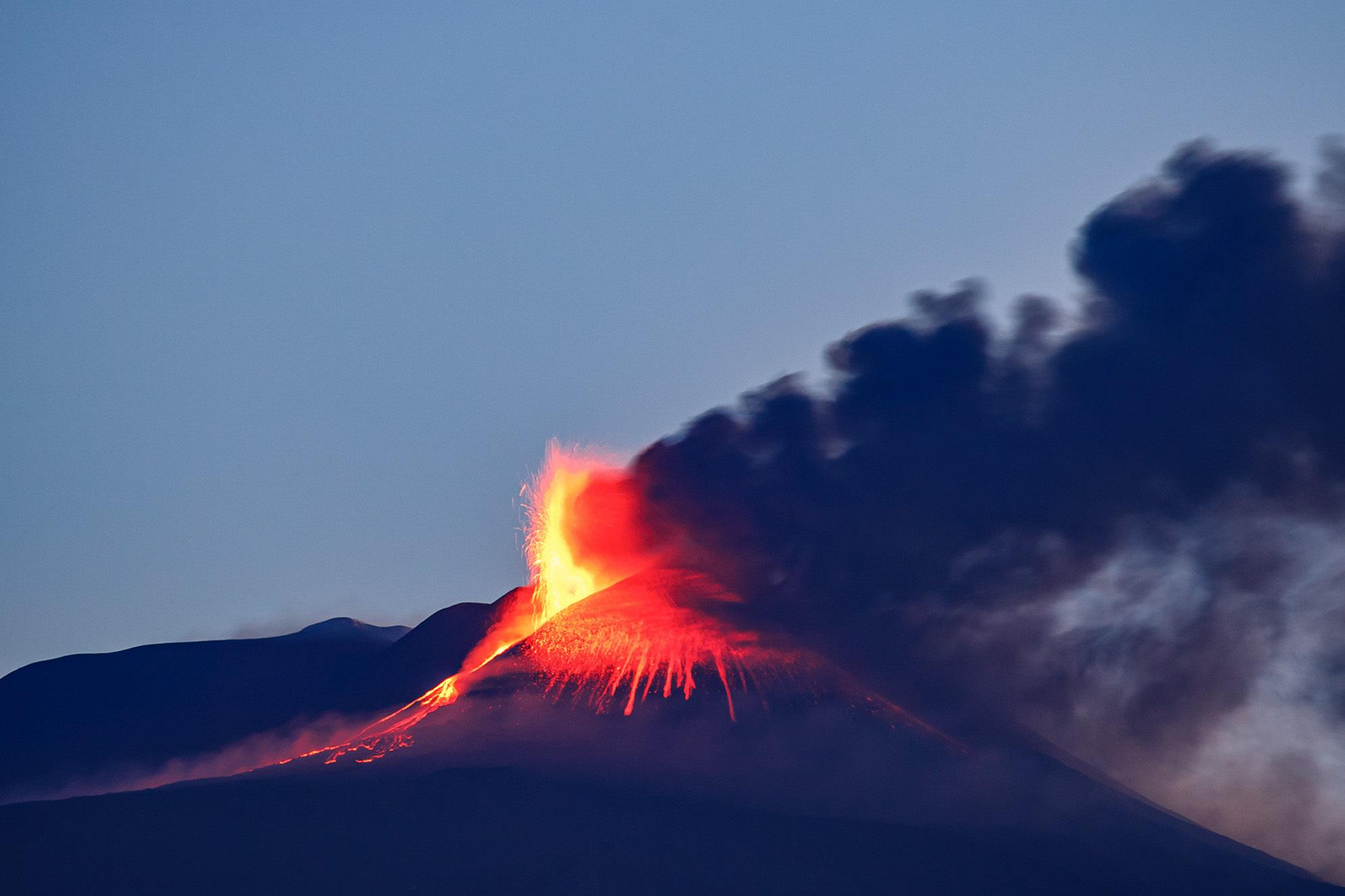 Etna, fontana di lava e cenere nella notte