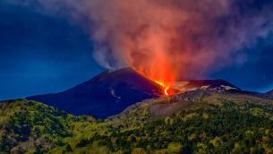 Etna in eruzione, allerta gialla per il vulcano