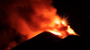 Etna in eruzione, allerta sale a 'preallarme'