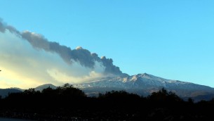 Etna in eruzione, cenere sulle piste: stop voli aeroporto Catania