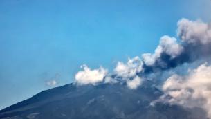 Etna, nuova eruzione nel cratere sud est: colonna di fumo di 4,5 km